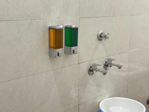 Ένα μπάνιο στο Hotel Airport Residency