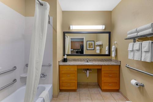 Ένα μπάνιο στο MainStay Suites Tioga