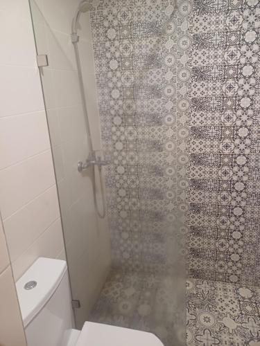 a small bathroom with a shower with a toilet at Très beau appartement avec piscine in Casablanca