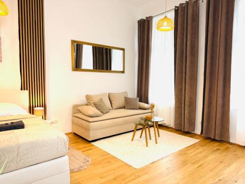 un salon avec un canapé et une table dans l'établissement Katys Cozy Corner - Self CheckIn, à Graz