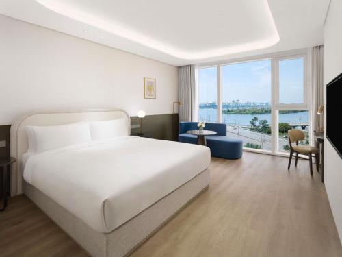 Giường trong phòng chung tại Naru Ambassador Hotel Seoul - MGallery Collection