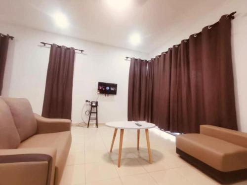 ein Wohnzimmer mit Couch und Tisch in der Unterkunft OYO 90507 Chalet Sumayyah in Malakka