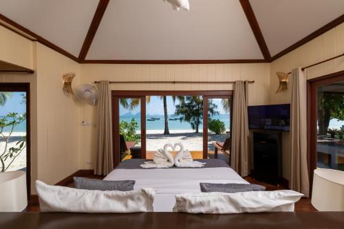 sypialnia z łóżkiem i widokiem na plażę w obiekcie Koh Mook Sivalai Beach Resort w mieście Ko Mook