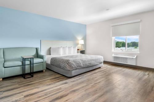 Ένα ή περισσότερα κρεβάτια σε δωμάτιο στο WoodSpring Suites Elkhart