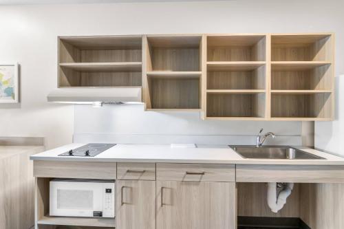 Η κουζίνα ή μικρή κουζίνα στο WoodSpring Suites Elkhart