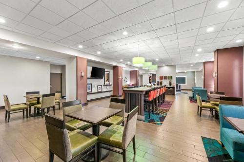 Η κουζίνα ή μικρή κουζίνα στο Quality Inn - Pratt