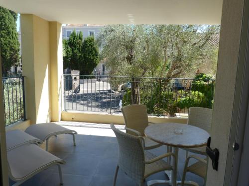 En balkon eller terrasse på La Bastide de l'Oliveraie