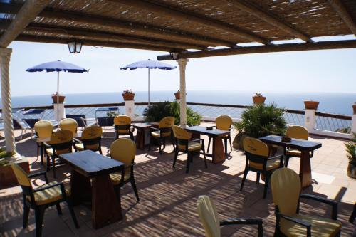 A restaurant or other place to eat at Hotel Punto Azzurro