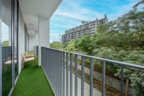 Un balcón o terraza en 2BR Tree House in AlJada by Arada - 3WC- Workstation