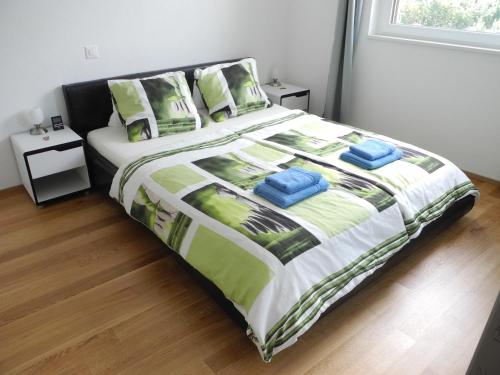una camera da letto con un grande letto con cuscini blu di Brig City Apartment a Brig