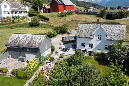 una vista aérea de una casa y un granero en Villa Lilleheim, en Breim