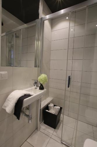 a bathroom with a sink and a shower at Apartament Zbożowy Rynek 2 in Bydgoszcz