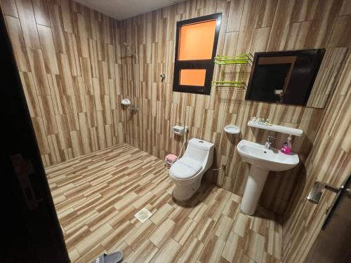 un baño con inodoro y lavabo en AFAQ vip, en Mascate