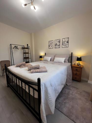 ein Schlafzimmer mit einem großen Bett mit weißer Bettwäsche in der Unterkunft Adosado La Dolce Vita in Molinell