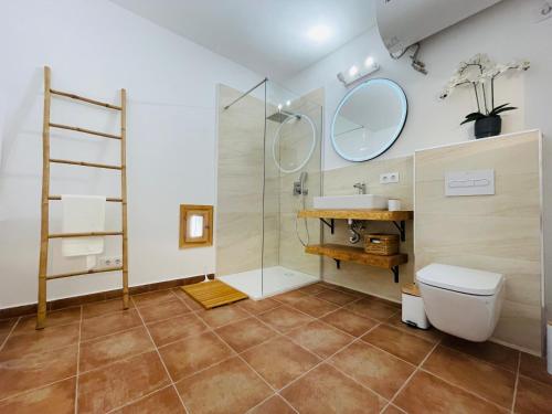 un bagno con doccia, WC e lavandino di Bougainvillea a Teulada