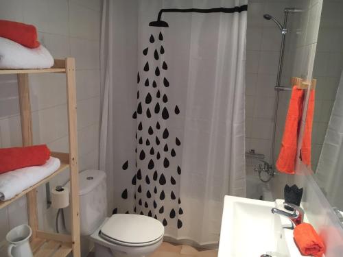 a bathroom with a shower with a toilet and a shower curtain at Apartamento Apolo in Platja d'Aro