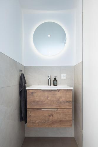 a bathroom with a sink and a mirror at Traumhafte Architekten-Doppelhaushälfte in Unterschleißheim
