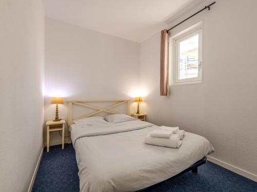 a bedroom with a bed with two towels on it at D de Bertheaume N104 2P6 in Plougonvelin