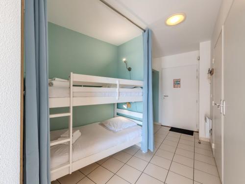 a room with two bunk beds in a room at D de Bertheaume N214 2P5 in Plougonvelin