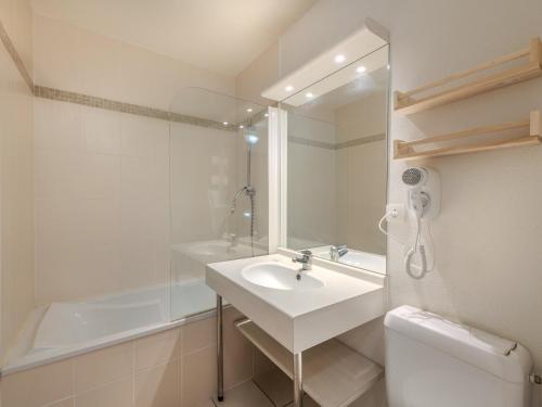 a bathroom with a sink and a shower and a toilet at D de Bertheaume N413 2P5 in Plougonvelin