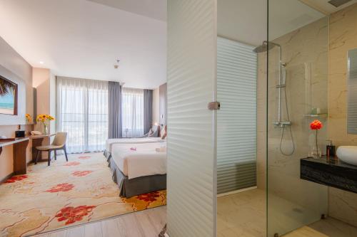 une chambre d'hôtel avec douche et une chambre dans l'établissement Vesna Hotel Nha Trang, à Nha Trang