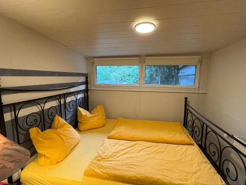 ブラウンラーゲにあるKuscheleckeのベッド2台と窓のある寝室