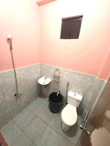 ein Badezimmer mit Toilette und Waschbecken in der Unterkunft Lola Mamang Resort in General Santos
