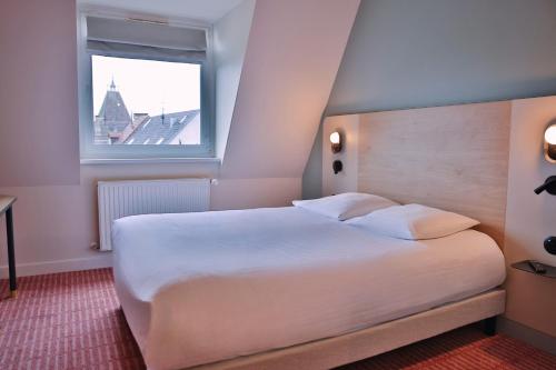 Una cama o camas en una habitación de Hôtel Restaurant L'Ours De Mutzig