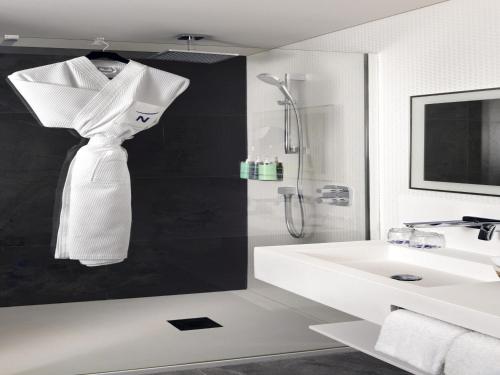 Ένα μπάνιο στο Novotel Kinshasa La Gombe