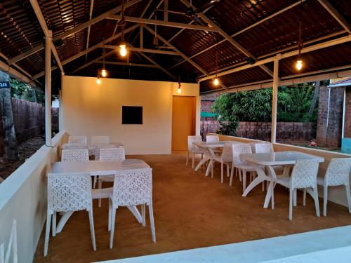 TV a/nebo společenská místnost v ubytování COZINN B128 at Gokarna Beach