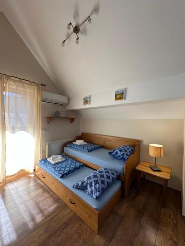 Ένα ή περισσότερα κρεβάτια σε δωμάτιο στο Apartments Vršič on the ski slope with free parking