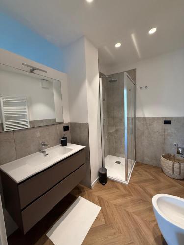 a bathroom with a sink and a shower at Appartamento Verde in Pordenone