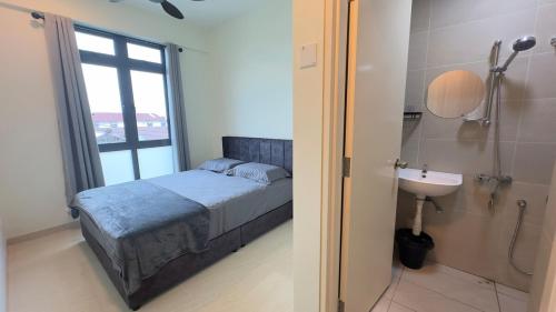 una camera con letto, lavandino e doccia di Ether 665 Homestay a Sekincan