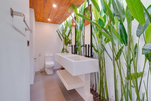 Ένα μπάνιο στο PROMO! 1BR Villa Orchid LaLuxe A10 Sanur