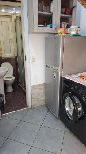 a kitchen with a washer and a washing machine at Viktoriahotel in Tbilisi City