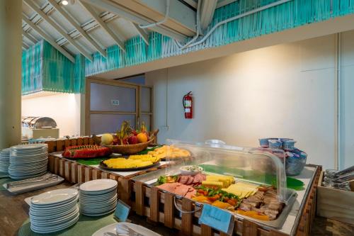 een buffet met een verscheidenheid aan groenten en fruit bij Koh Mook Sivalai Beach Resort in Ko Mook