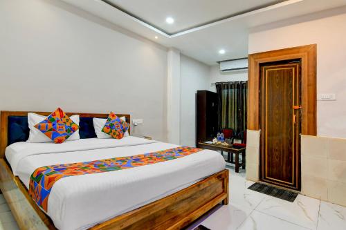 Un dormitorio con una cama grande en una habitación. en FabHotel Seven Inn, en Bhubaneshwar