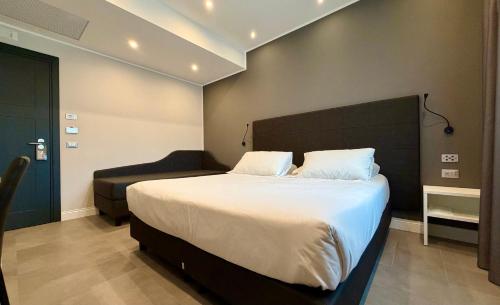 Un dormitorio con una cama grande con cabecero negro. en Eurogarden Hotel, en Roma