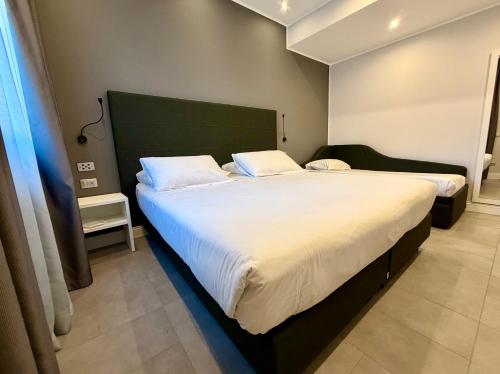 Un dormitorio con dos camas con sábanas blancas. en Eurogarden Hotel, en Roma