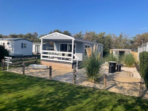 ein kleines Haus mit Veranda und Garten in der Unterkunft J 013 in Petten