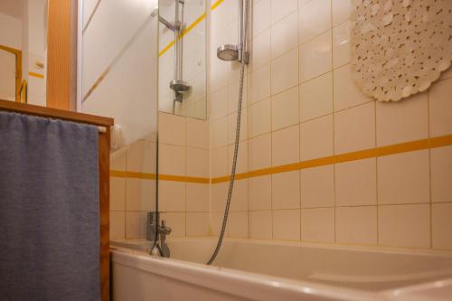 a bathroom with a shower and a bath tub at Appartement en rdc - résidence la Goëlette Port Bourgenay - 4 personnes in Saint-Jean-dʼOrbetiers