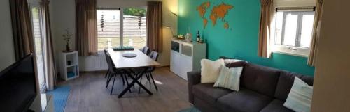 ein Wohnzimmer mit Sofa und Tisch in der Unterkunft J 020 in Petten