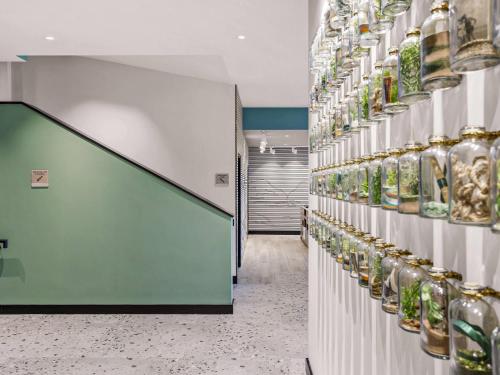 ein Ladengang mit Regalen voller Glasgefäße in der Unterkunft ibis Styles Paignton in Paignton