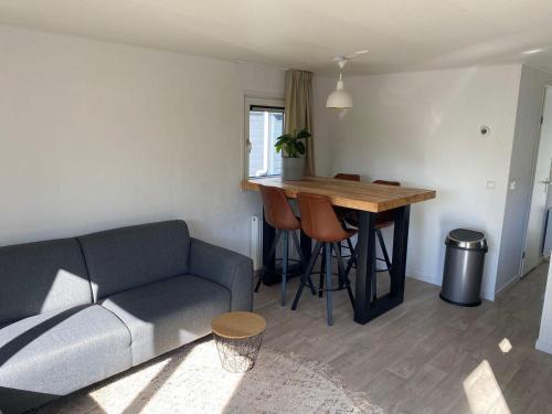 ein Wohnzimmer mit Sofa und Tisch in der Unterkunft J121 in Petten