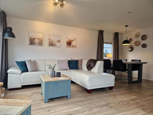 ein Wohnzimmer mit Sofa und Tisch in der Unterkunft J 216 in Petten