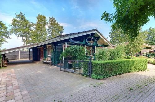 Gallery image of Authentieke Finse Bungalow met Sfeervolle Houtkachel en Groot Jachthuis! in Hulshorst