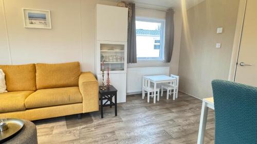 ein Wohnzimmer mit Sofa und Tisch in der Unterkunft J 219 in Petten