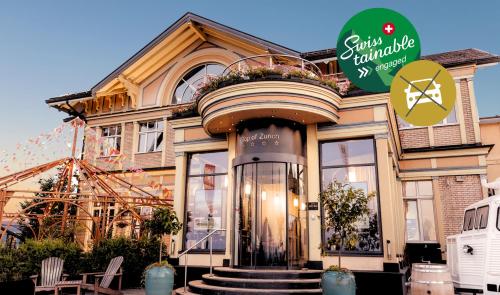 Tòa nhà nơi khách sạn tọa lạc