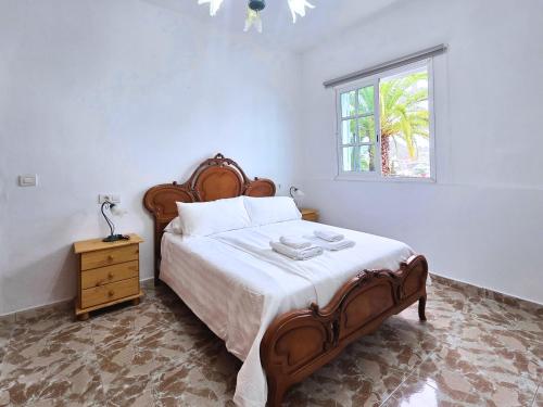 Un dormitorio con una cama grande y una ventana en Emelina, en La Guancha