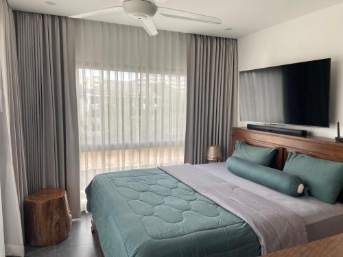 een slaapkamer met een groot bed en een groot raam bij The gallery condominium Ben in Jomtien Beach